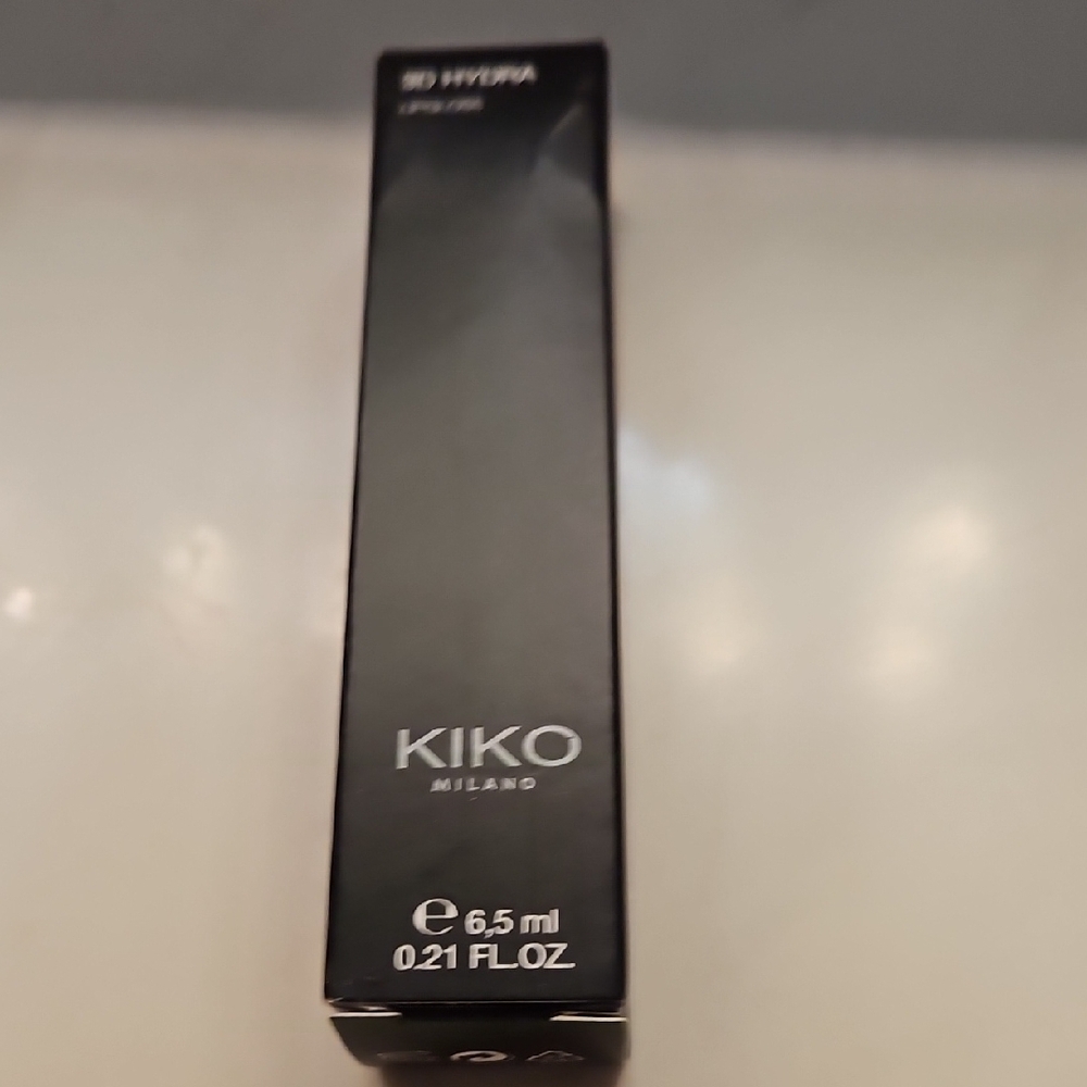 3D Hydra Lip Gloss in Black Packaging - Picture 10 of 14